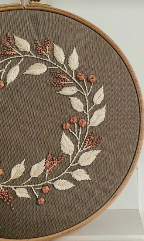 Brown Embroidery Designs, Embroider Ideas, Embroidery Hoop Art Diy, Pillow Embroidery, Embroidery Wall Art, Hand Embroidery Videos, Handmade Embroidery Designs, Embroidery Videos, Hand Embroidery Flowers