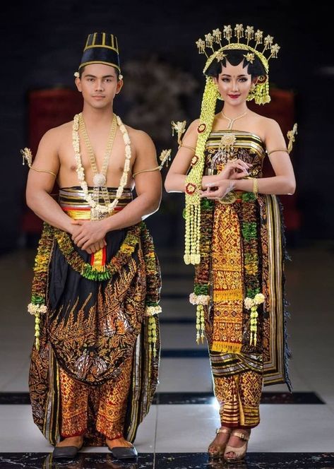 Traditional Indonesian Clothing, Traditional Javanese Wedding, Wedding Adat Jawa, Nikah Adat Jawa, Wedding Jawa, Paes Ageng, Indonesian Clothing, Model Dress Kebaya, Funny Texts To Send