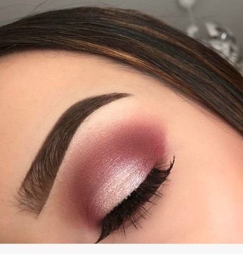 Simple Eyeshadow Tutorial, Perfect Eyeshadow, Rose Gold Eye Makeup, Video Makeup, Gold Eye Makeup, Simple Eyeshadow, Pink Eye Makeup, Graduation Makeup, Eye Makeup Steps