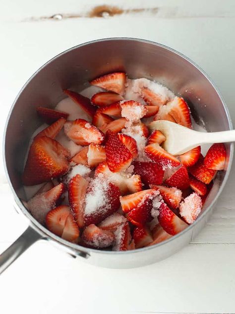 Homemade strawberry syrup. Just 3 ingredients and 20 minutes. Strawberry Sauce Recipe, Homemade Strawberry Syrup, Easy Strawberry Jam, Strawberry Cheesecake Bars, Strawberry Extract, Three Ingredient Recipes, Strawberry Compote, Strawberry Syrup, Strawberry Sauce