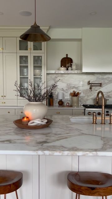 Calcutta Backsplash Kitchen, White Quartz With Brown Veins, Cream Quartz Countertops Kitchen, Cream Kitchen Cabinets With Quartz, Backsplash Shelves, Kitchen Marble Backsplash, Calcutta Gold Quartz Countertops, Honed Marble Countertops, Marble Top Kitchen