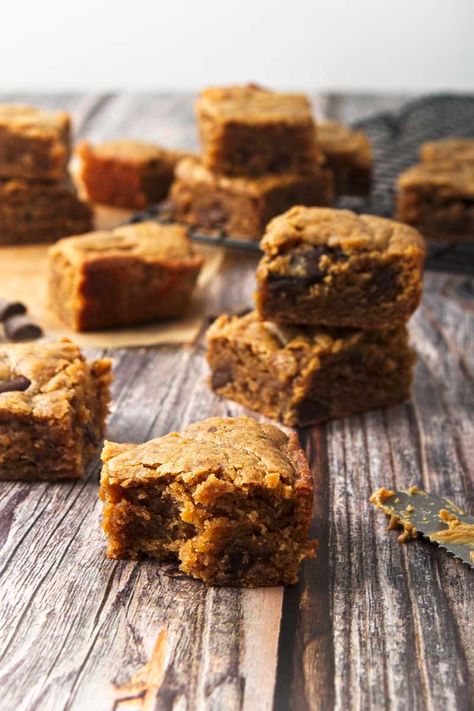 Easy Vegan Gluten-Free Blondies (Chewy & Delicious) Vegan Fall Dessert, Vegan Gluten Free Brownies, Vegan Blondies, Blondie Bars, Blondies Recipe, Gluten Free Brownies, Gluten Free Chocolate, How Sweet Eats, Fall Desserts