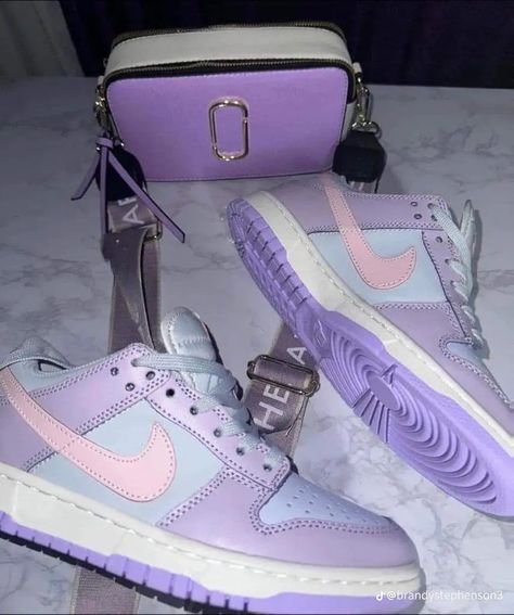 Matching Shoes And Purse, Nike Shoes Women Fashion, Pretty Sneakers, Trendy Shoes Sneakers, Nike Shoes Girls, Preppy Shoes, Pretty Shoes Sneakers, Kicks Shoes, Shoe Ideas