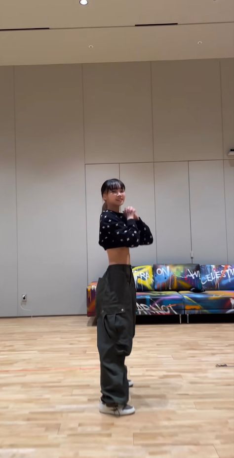 Chaewon Outfit Casual, Chaewon Body Goals, Flamboyant Gamine, Dance Outfits Practice, Practice Outfits, Baggy Clothes, Dance Practice, Baggy Jeans, Stylish Girl