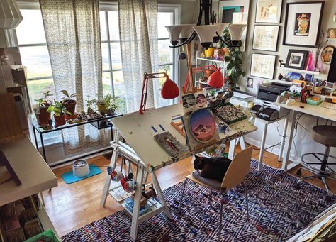 Art Space Bedroom, Art Space Setup, Cabin Art Studio, Artist Desk Workspaces, Artsy Apartment, Artsy Bedroom, Artist Desk, Artist Workspace, Art Studio Space