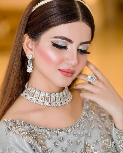 Nikkah Videos, Hear Styles, Pakistani Bridal Makeup Hairstyles, Afghan Wedding Dress, Latest Bridal Makeup, Engagement Goals, Pakistani Bridal Hairstyles, Funny Family Photos, Hear Style