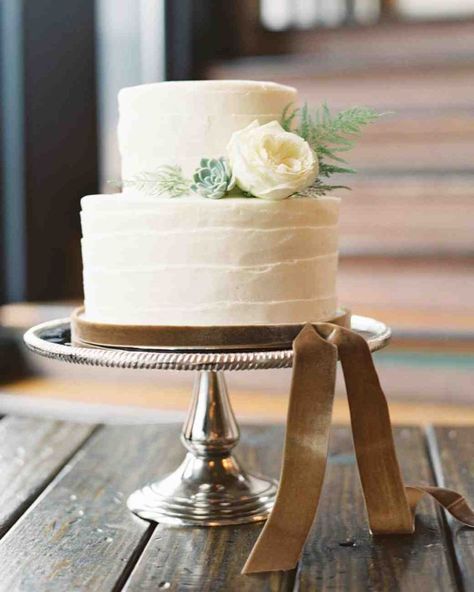 11 Reasons We're Dreaming of a White Winter Wedding Cake | Martha Stewart Weddings - Fern Studio added a cozy velvet ribbon to finish off this two-tier white cake. Wedding Cakes Gold, Wedding Cake Fresh Flowers, Mini Wedding Cakes, Big Wedding Cakes, White Winter Wedding, Small Wedding Cakes, Basic Cake, Individual Cakes, Winter Wedding Cake