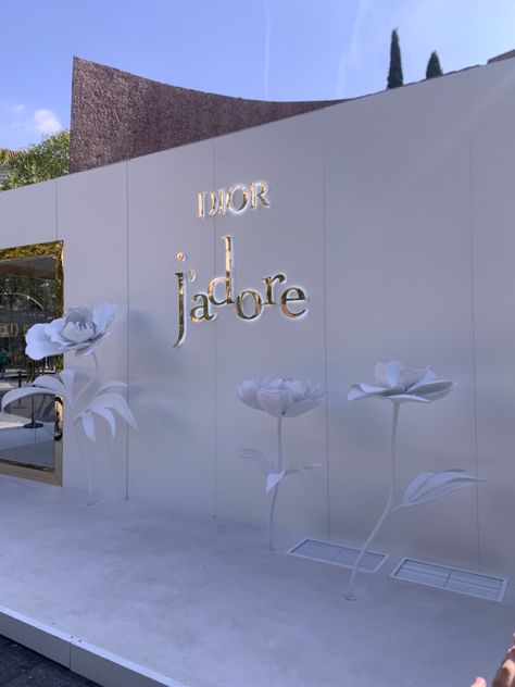 Wedding Exhibition Booth Design, Dior Backdrop, Brand Backdrop, Photozone Ideas, Dior Event, Hollywood Party Theme, Photo Zone, Boutique Decor, Event Backdrop