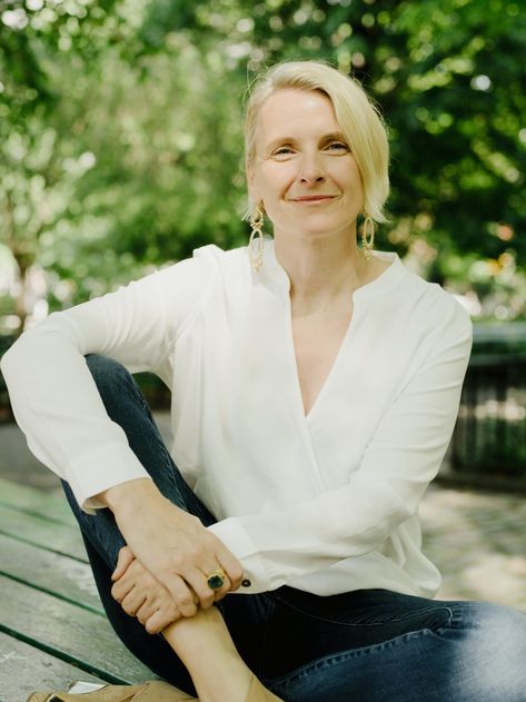 Caroline Calloway, Liz Gilbert, Business Portrait Photography, Book City, Elizabeth Gilbert, Writer Workshop, Professional Portrait, Outdoor Portraits, Business Portrait