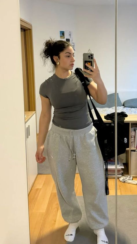 Jogger Gym Outfit, Gym Outfit Joggers, How To Style Joggers For Women, Version Board, Outfit Sweatpants, Grey Pants Outfit, Gym Pics, Uni Fits, Outfit Sport