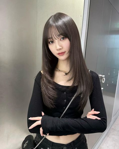 Long Hair With Bangs And Layers, Hair Style Korea, Hair Inspiration Long, Change Hair, Bangs With Medium Hair, Hairstyles For Layered Hair, Haircut Styles, Hair Arrange, Long Layered Haircuts