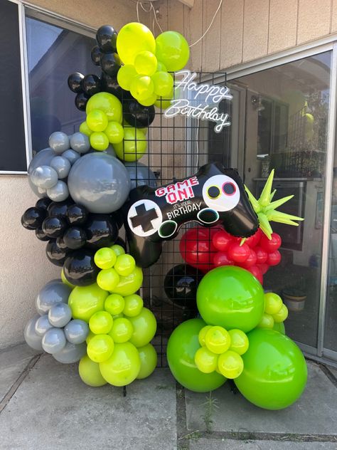 Video Game Balloon Arch, Gaming Balloon Garland, Gamer Birthday Decorations, Centerpiece Balloon Ideas, Gamer Balloons, Gamer Party Ideas Boys, Game Birthday Party Ideas, Gamers Party Ideas, Minecraft Balloons