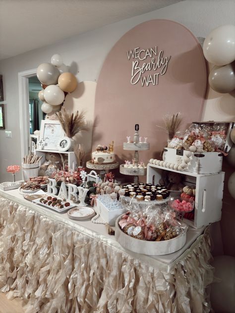 we can bearly wait baby shower dessert table #babyshowerthemes #babyshowerdecor #desserttableideas #bear #pink #babaygirl #dessert #cakepops #chocolatecoveredoreos #chocolatecoveredpretzels  #baby #babyshowertips #baby Cake Table Baby Shower Ideas, Boho Candy Table, Barely Wait Baby Shower Theme, Baby Shower Present Table, Baby Shower Dessert Table Ideas, Teddy Bear Dessert Table, Baby Shower Sweets Table, Baby Shower Table Set Up, Diy Dessert Table