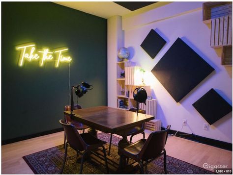 Room Ideas With Couch, Youtube Room Setup, Youtube Set Up Background, Video Podcast Studio Design Ideas, Podcast Room Ideas, Youtube Room, Podcast Room, Studio Room Design, Podcast Setup