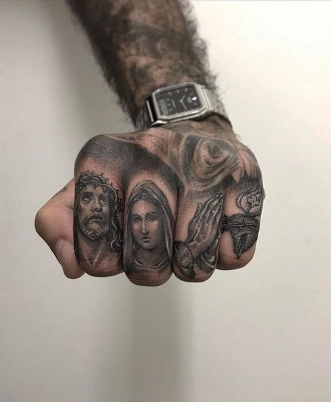 Back Of Neck Tattoo Men, Finger Tattoos For Women, Christus Tattoo, Chucky Tattoo, Arm Tattoos For Guys Forearm, Skull Hand Tattoo, Finger Tattoo For Women, Knuckle Tattoos, Gangsta Tattoos