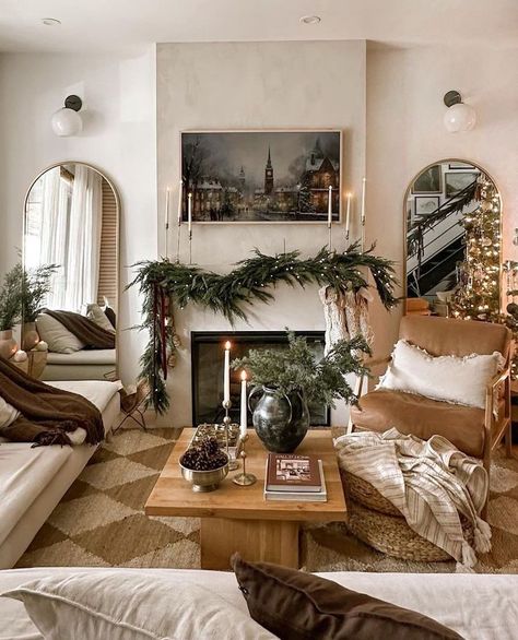 19+ Classy Christmas Mantle Decor Ideas - rustic, simple & elegant Chic Mantle Decor, Mantle Modern, Christmas Mantle Decor Ideas, Christmas Mantel Garland, Christmas Mantel Ideas, Rustic Garland, Christmas Mantles, Organic Modern Living Room, Christmas Decor Trends