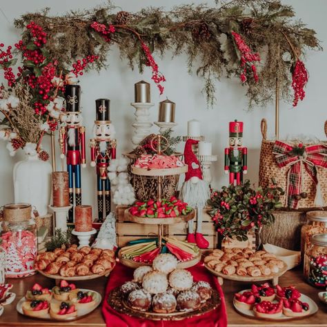 Decoración de boda en Navidad: ¡las mejores propuestas! Winter Wedding Gifts For Guests, Christmas Theme Wedding, Seating Chart Wedding Christmas, Christmas Cookie Cake, Christmas Themes Decorations, Wedding Gifts For Guests, Cookie Cake, Christmas Table, Candy Bar