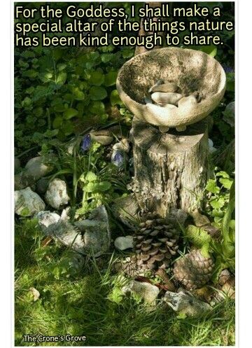 Outdoor Alter Ideas Pagan, Small Bedroom Furniture Ideas, Fall Table Arrangements, Pagan Garden, Garden Altar, Mystical Halloween, Witches Garden, Mystical Garden, Witchy Garden