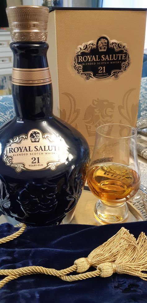 Fake Story Whisky, Royal Salute Fake Story, Wisk Bebida, Whisky Wallpaper, Whisky Fake Story, Royal Salute, Liqueur Drinks, Beer Pictures, Spirit Drink