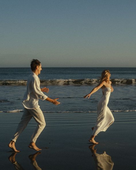 Couples Pics Beach, Beach Shoot Couple, Couple By The Beach, Beach Pictures With Boyfriend, Couple Photoshoot Beach, Beach Couple Aesthetic, Marine Boyfriend, Beach Couple Pictures, Couple On Beach