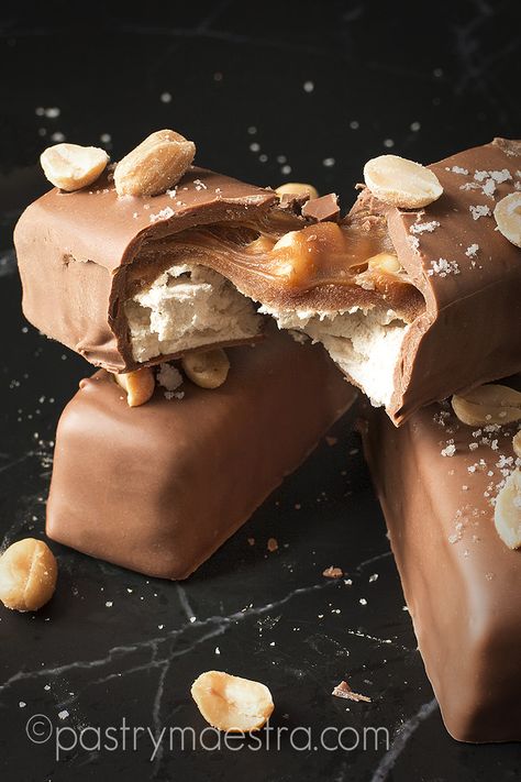 Chocolate, Nougat, Caramel and Peanut Bars, Pastry Maestra Snickers Nougat Recipe, Starbucks Drinks Caramel, Caramel Protein Shake, Caramel Cakes, Nougat Cake, Brownie Caramel, Desserts Caramel, Peanut Bars, Nougat Recipe