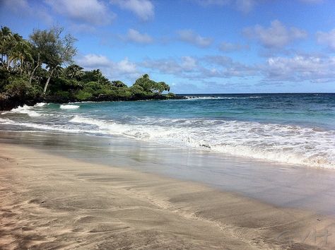 Get advice on where to take photos of the stunning Hamoa Beach, Maui Hawaii Beach Photos, Maui Luau, Beautiful Beach Sunset, Tropical Travel Destinations, Bahamas Island, Vacation Itinerary, Visit Hawaii, Road To Hana, Harbour Island