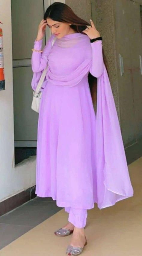 Lavender Color Dress, Plain Kurti Designs, Color Kurti, Suit Kurti, Patiala Suit Designs, Grad Outfits, Designer Salwar Kameez, Kurti Pant, Simple Kurti Designs