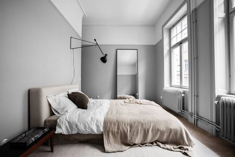 Step Inside a Pared-Down, Minimal and Elegant Apartment in Stockholm - NordicDesign Grey Apartment, Geek Home Decor, Gray Bedroom Walls, Grey Bedroom, Neutral Bedroom, 아파트 인테리어, Gray Bedroom, Plywood Furniture, Bath Room