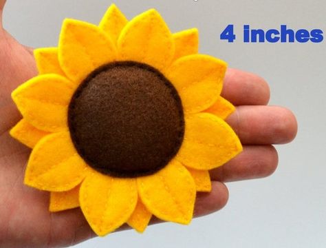 Fall Felt Crafts, Felt Sunflower, Sunflower Crafts, Felt Flowers Diy, Diy Sewing Gifts, Suncatcher Craft, Felt Roses, Flower Ornaments, Handmade Felt