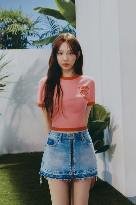 TWICE's Nayeon flaunts her effortlessly sexy summer look in new Tommy Jeans S/S 2024 campaign Na Yeon, Best Gg, Dara Kpop, Twice Nayeon, Nayeon Twice, Sana Jihyo, Im Nayeon, Momo Sana, Kpop Outfits