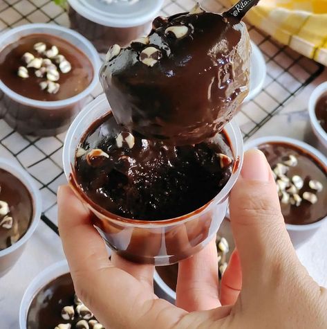 Bikinnya Gampang dan Cepat, Rasanya Juga Lembut dan Nyoklat Banget Yuk Buat Brownies Lumer - Urban Jabar Brownies Lumer Cup, Brownies Cup, Brownies Lumer, Resep Brownies, Dessert Box, Brownie Cups, Dessert Boxes, Chocolate Fondue, Brownies