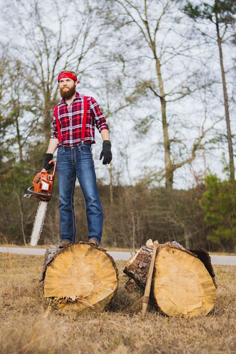 man holding chainsaw and standing on wood log photo – Free Person Image on Unsplash Lumberjack Outfit, Chainsaw Reviews, Battery Powered Chainsaw, Gas Chainsaw, Cordless Chainsaw, Workshop Plans, Woodworking Jobs, Woodworking Lathe, Woodworking Business