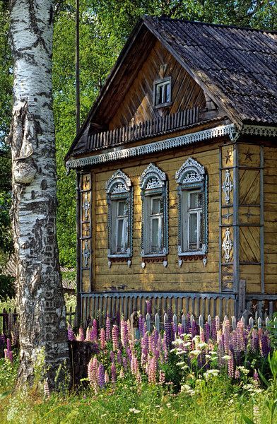 Russian Village Windows: the Eyes of the Russian Soul - Nicholas Kotar Old Wooden House, Russian Architecture, Pintura Exterior, Cottage Cabin, Cabins And Cottages, Wooden House, Cozy Cottage, Beautiful Buildings, Little Houses