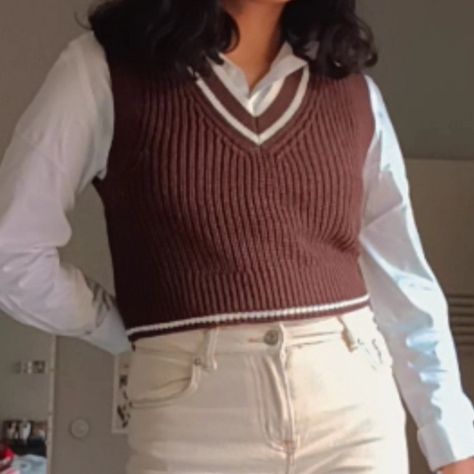 Half Sleeve Sweater Outfits Women, Brown Sweater Vest Outfit Aesthetic, Sweater Top Outfit Jeans, Brown Sleeveless Sweater Outfit, How To Style A Brown Sweater Vest, Half Sweater Outfits Aesthetic, Half Vest Outfits, Brown Sweater Vest Outfits For Women, Sleeveless Sweater Outfit Winter