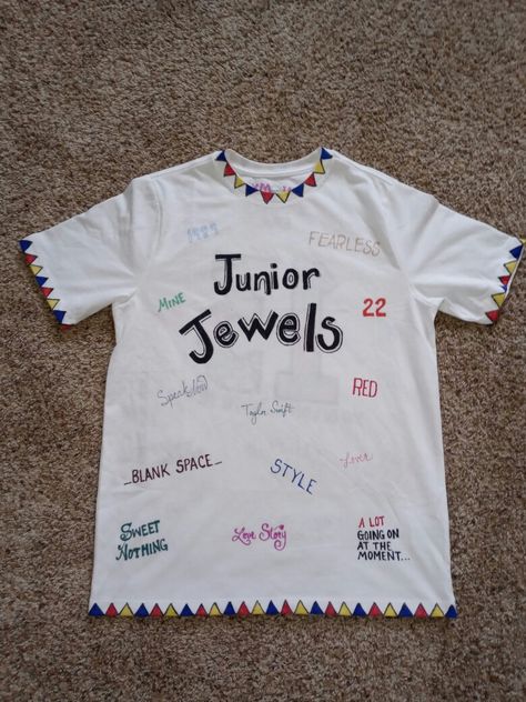 So fun to make! You need a white shirt, and sharpies HELPFUL TIP!----Put paper under the part of the shirt you are working on to aviod sharpie bleeding thourgh the shirt to the other side. Junior Jewels Shirt, Fearless Outfits, Karma Meaning, Me Music Video, Taylor Swift Costume, Taylor Swift Shirt, Taylor Swift Shirts, Red Jewel, Paper Ring