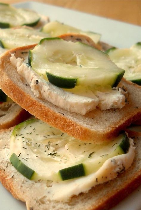 Slices of cocktail rye bread are spread with a cream cheese mixture and topped with cucumber. Dairy Appetizers, Cocktail Rye Bread, Appetizers Cold, Cucumber Sandwiches Recipes, Cucumber Salads, Cucumber Sandwich, Hors Doeuvres, Study Snacks, Entertaining Food