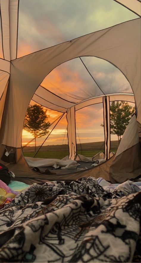 Bell Tent Aesthetic, Small Tent Camping, Tent Setup Ideas, Glamping Aesthetic, Camping Setup Ideas, Tent Camping Aesthetic, Granola Girl Summer, Granola Girl Aesthetic Outfits, Girl Aesthetic Outfits