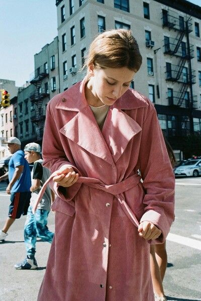 JW Anderson trench coat Suede Coat Outfit, Pink Trench Coat, Mode Tips, Coat Outfit, Blazer Outfit, Suede Coat, Street Look, Street Style Inspiration, Pink Suede