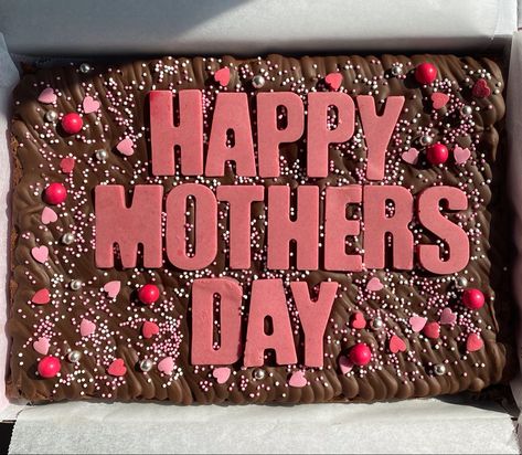 Mothers Day Brownies, Dessert Boxes Packaging, Brownie Delight, Brownie Slab, Decorated Brownies, Brownie Packaging, Mothers Day Desserts, Food Project, Dessert Boxes