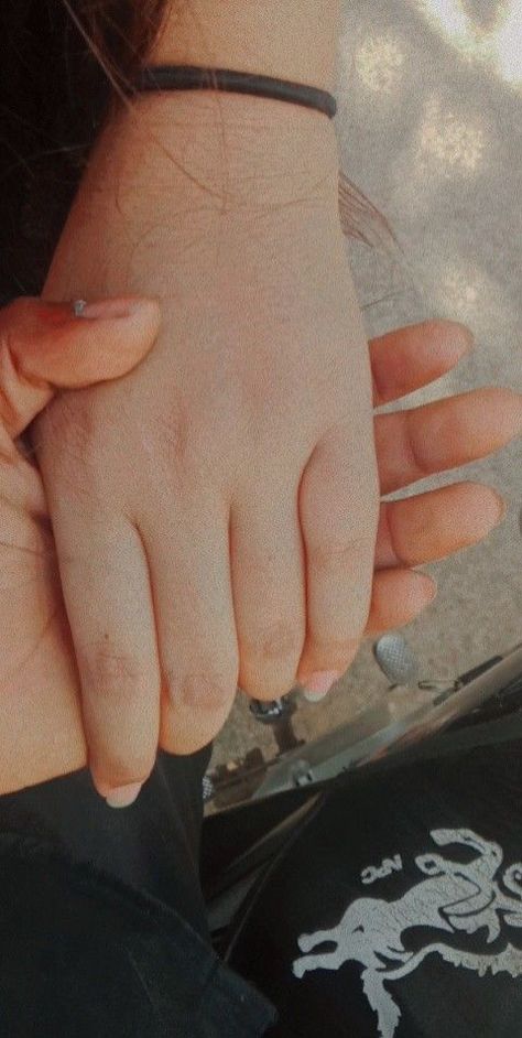 Love Wallpaper Hand, Capal Pic Hand, Girlfriend Boyfriend Hand Photo, Relationship Hand Couple, Couple Hand Pic For Dp Real, Hand In Hand Snap, Hand Love Pic, Couples Hand Pictures, Fake Hand Snap