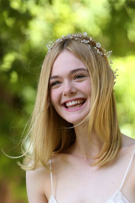 Ellie Fanning, Neon Demon, Dakota And Elle Fanning, Gold Hair Colors, Hair Color Rose Gold, Dakota Fanning, Rose Gold Hair, Elle Fanning, Gold Hair