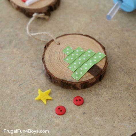 Christmas Ornaments Wood Diy, Wood Slice Crafts For Kids, Wooden Disk Crafts, Wooden Slices Ideas, Log Slice Crafts, Diy Wood Christmas Ornaments, Grinch Breakfast, Wood Slices Ornaments, Wood Slice Ornament Ideas