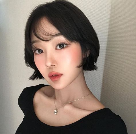 Green Eye Makeup Asian, Korean Green Makeup Look, Korean Short Bob With Bangs, Short Green Hair Aesthetic, Green Eyeshadow Douyin, Dense Hair, Character Customization, Short Hair Cut, Green Hair