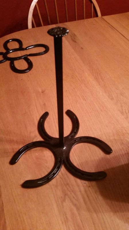 Horseshoe paper towel holder on counter Horse Shoe Paper Towel Holder, Horse Shoe Napkin Holder, Horseshoe Paper Towel Holder, Simple Welding Projects, Easy Welding Art, Welded Table, Beginner Welding Projects, Beginner Welding Projects Ideas, Horseshoe Welding