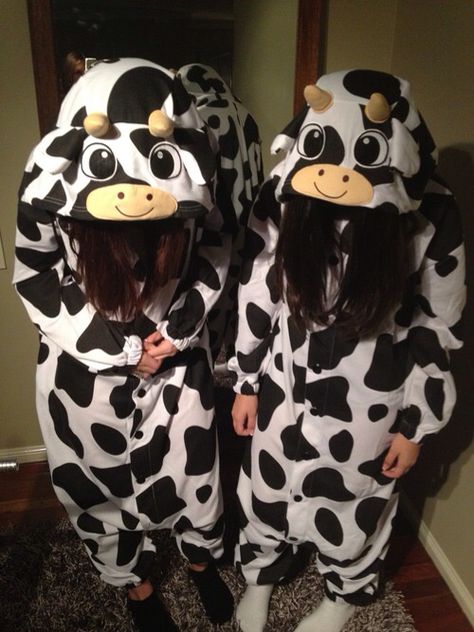 Cow onesie Halloween Onsies, Couples Onesies, Halloween Costume Onesie, Cow Onesie, Sleepover Outfit, Matching Onesies, Bff Matching Outfits, Halloween Duos, Matching Fits