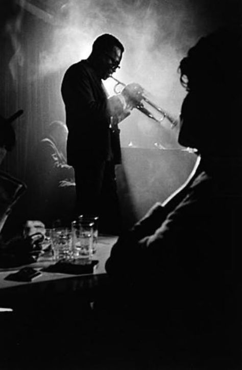 Miles Davis, Birdland, 1958 Dennis Stock, Steve Gadd, Rhapsody In Blue, Black And White People, Jazz Bar, Guitar Lessons For Beginners, Jazz Poster, Clubbing Aesthetic, Night Pictures