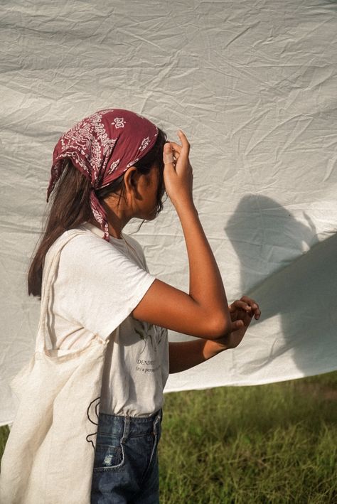 Handkerchief In Hair, Humid Hairstyles, Bandana Headband Hairstyles, Handkerchief Headband, Head Scarf Fashion, Handkerchief Hair, Boho Bandana, Kerchief Hair, Hair Bandana