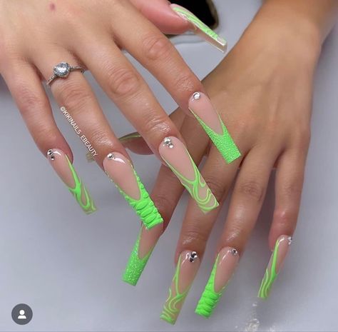 French tip inspiration Stylish Acrylic Nails, Nail Art Vert, Matte Green Nails, Green Nail Ideas, Nail Ideas For Summer, Lime Green Nails, Concert Nails, Butterfly Spring, Green Nail Art