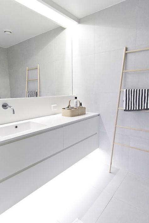 Contactanos a ventas@canterasdelmundo.com  www.canterasdelmundo.com Drømme Bad, All White Bathroom, Minimalist Bathroom Design, Bad Inspiration, Interior Minimalista, White Vanity Bathroom, Bad Design, Minimalist Bathroom, Laundry In Bathroom