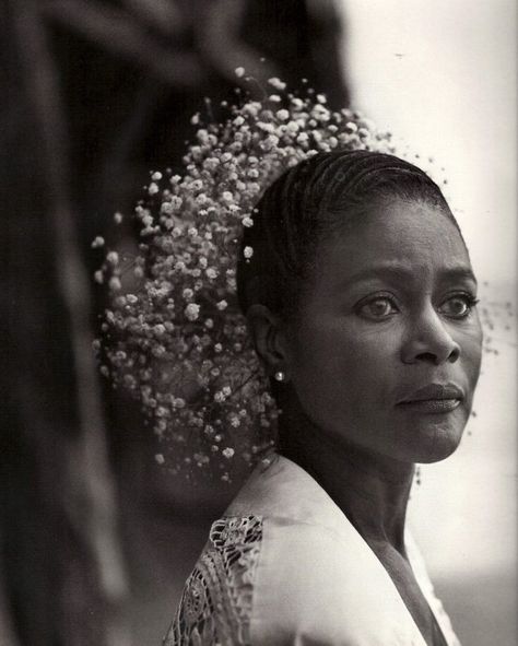 Cecily Tyson BEAUTIFUL!! Wedding inspiration Model Tips, Natural Hair Movement, Cicely Tyson, Oh My Goddess, Flowers In Her Hair, Black Actresses, Vintage Black Glamour, Black Hollywood, Ageless Beauty